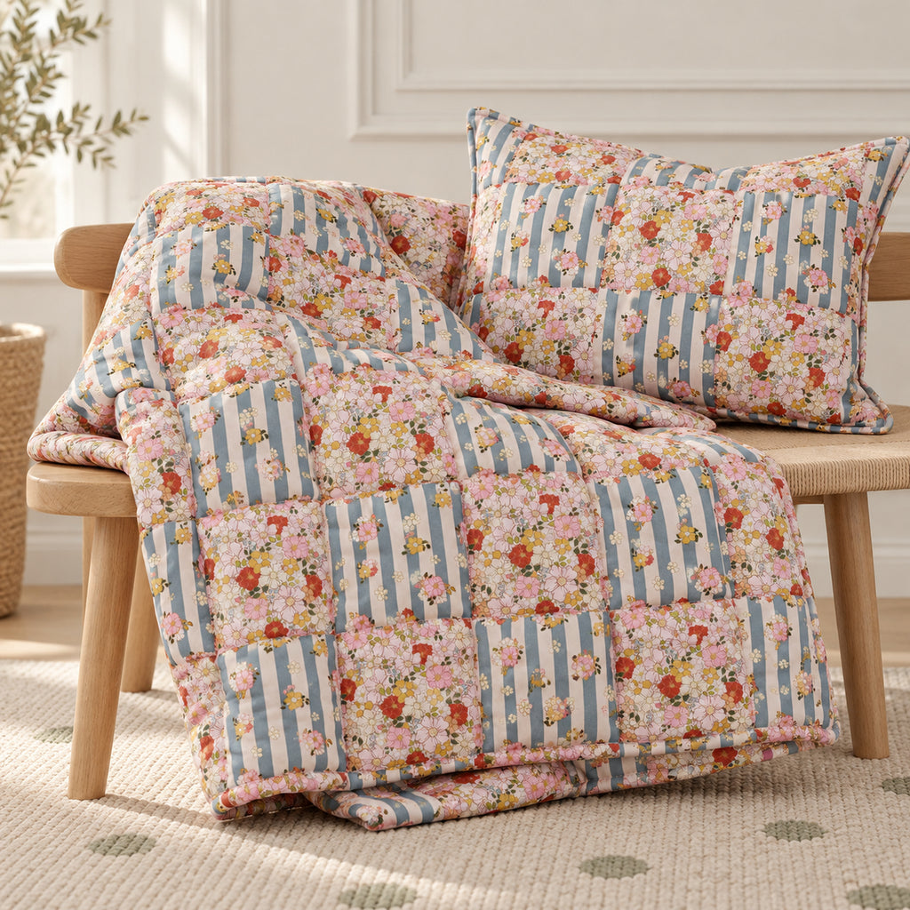 Gesteppte Patchworkdecke mit Kissen – Summer Garden, Klein – Premium Produktfoto 2048 × 2048