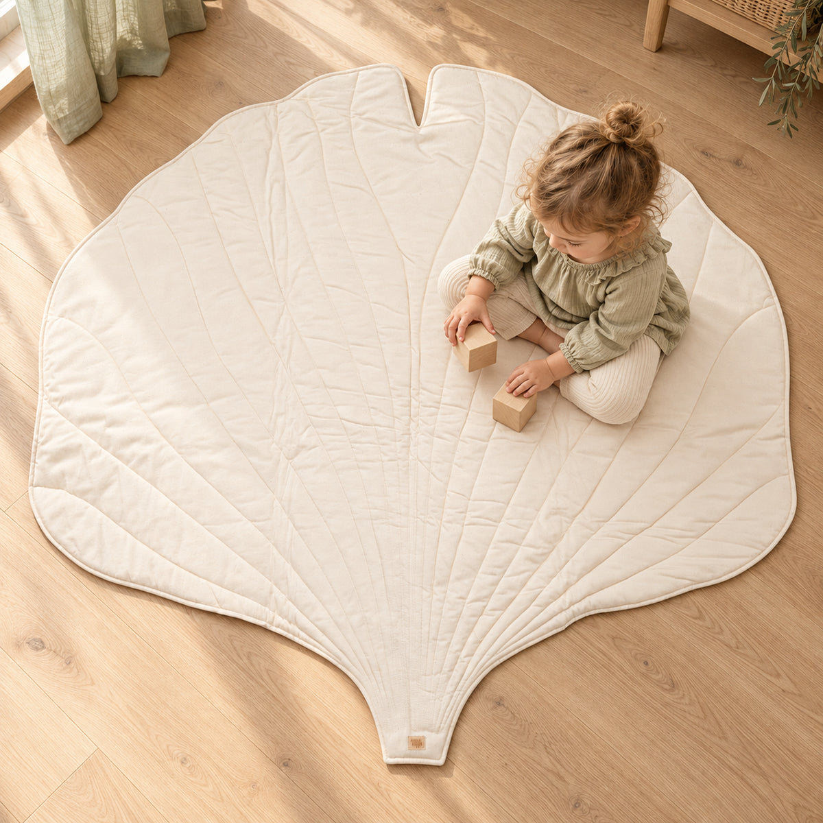 Ginkgo-Spielmatte aus Bio-Baumwolle – Creme – Kind spielt auf der Matte