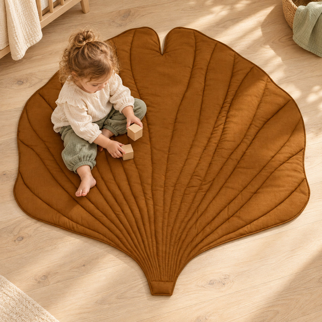 Ginkgo-Spielmatte aus Bio-Baumwolle – Karamell – Kind spielt auf der Matte