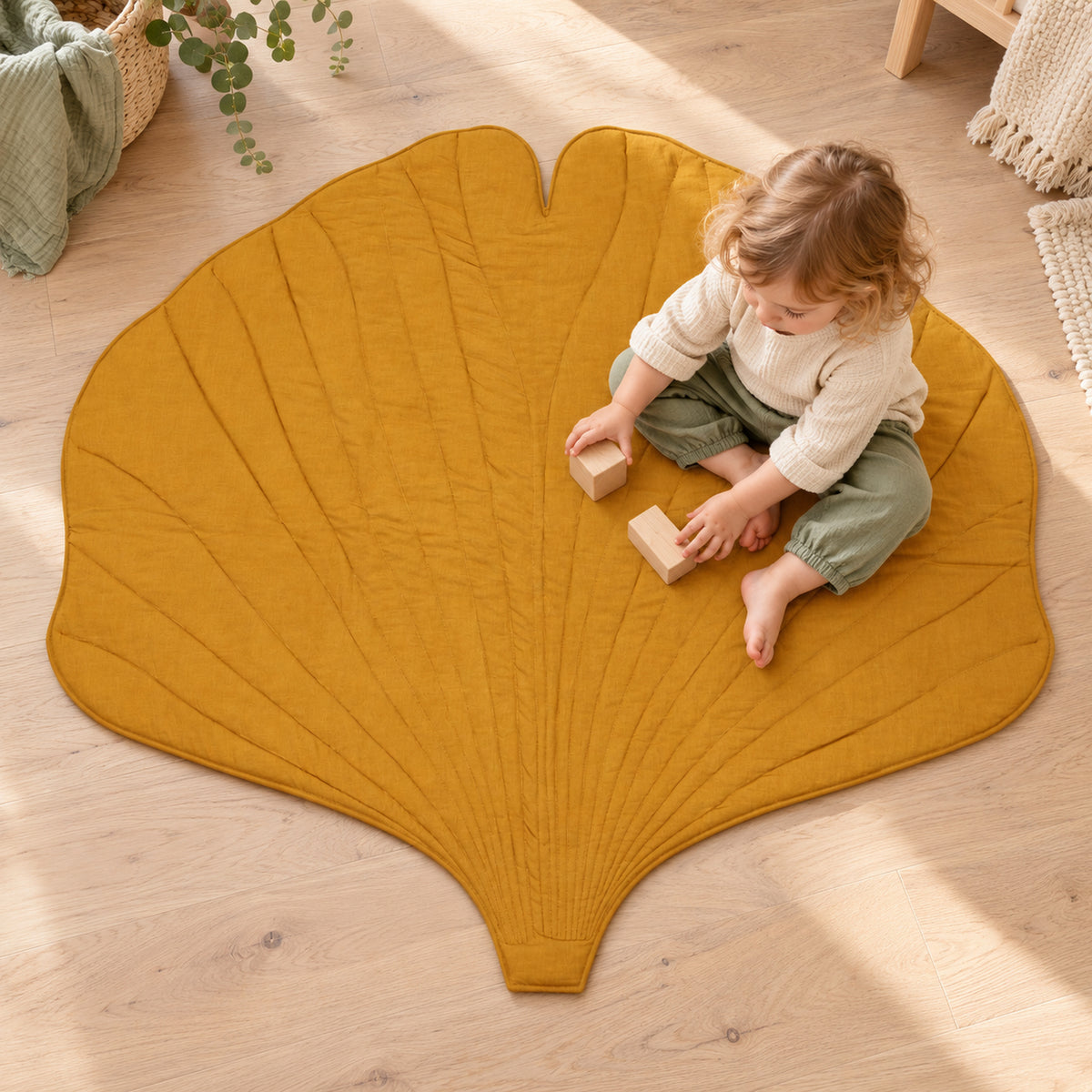 Ginkgo-Spielmatte aus Bio-Baumwolle – Mango – Kind spielt auf der Matte