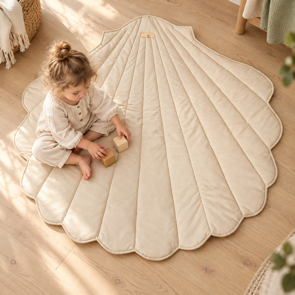 Muschel-Spielmatte aus Bio-Baumwolle – Beige – Kind spielt auf der Matte