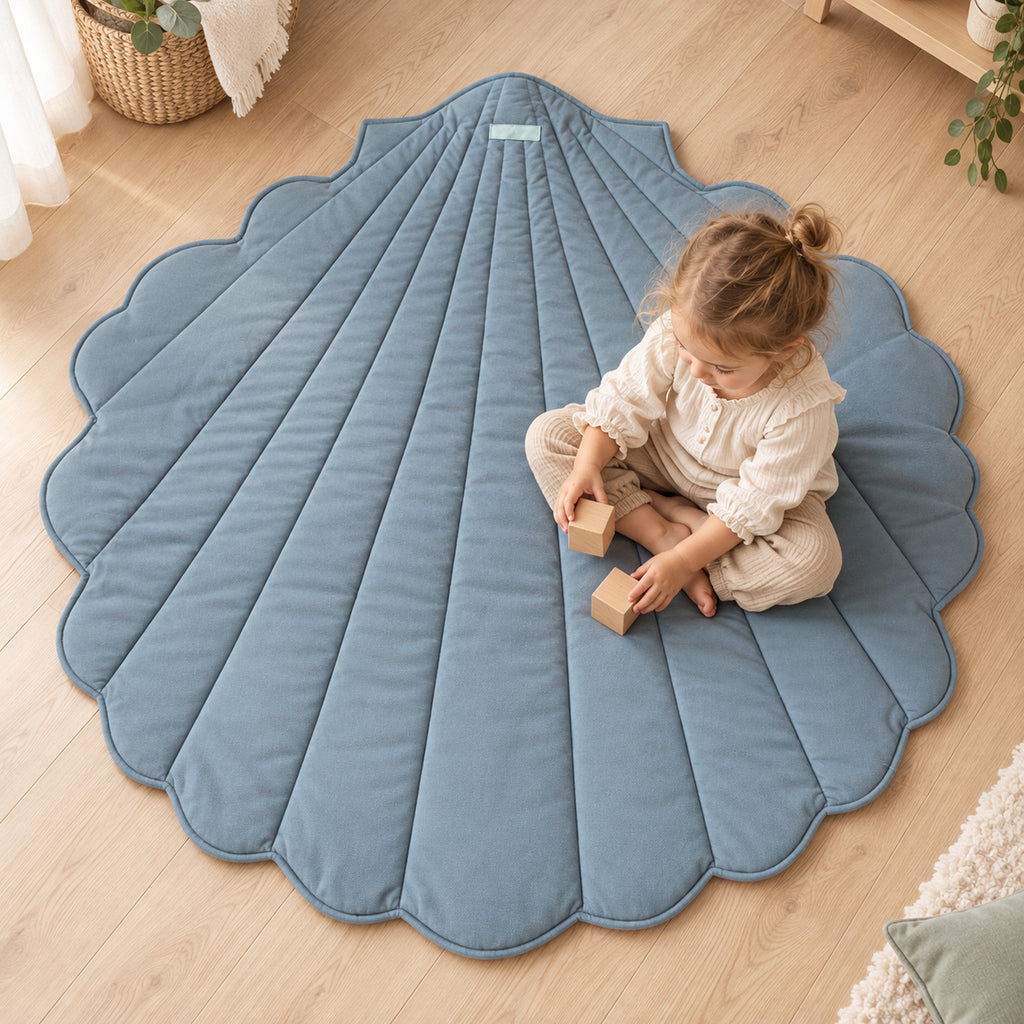 Muschel-Spielmatte aus Bio-Baumwolle – Blau – Kind spielt auf der Matte