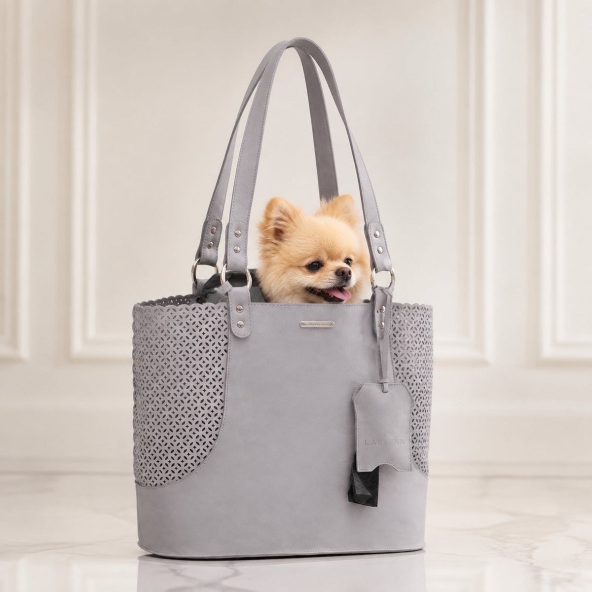 Elva Hundetragetasche Hellgrau mit Pomeranian – Premium Produktfoto