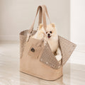 Elva Hundetragetasche in Nude mit kleinem Hund im hellen Premium-Studio