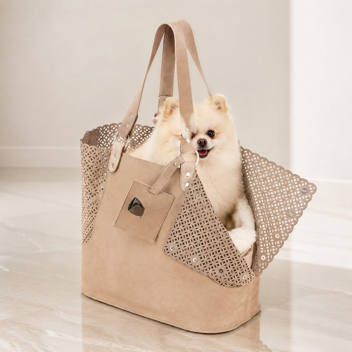 Elva Hundetragetasche in Nude mit kleinem Hund im hellen Premium-Studio
