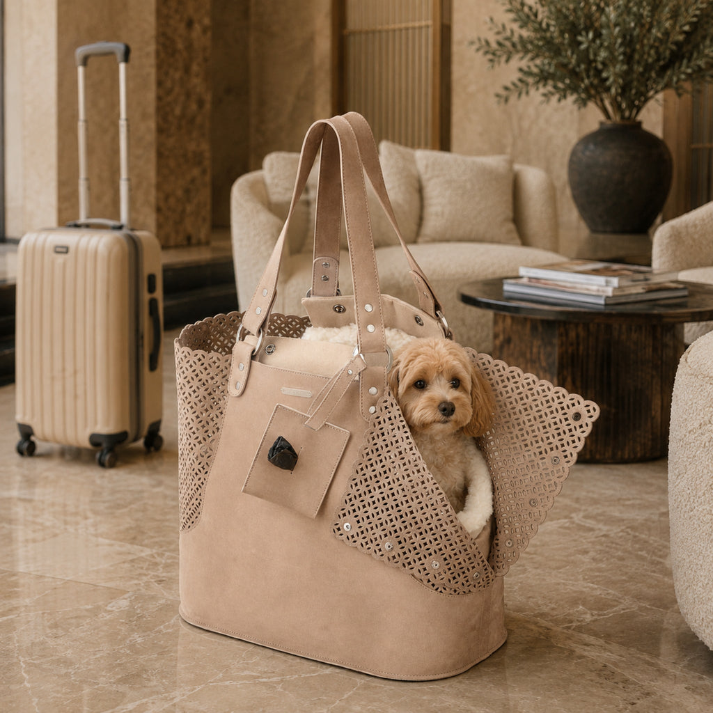 Elva Hundetragetasche Nude mit Hund in einer stilvollen Hotellobby