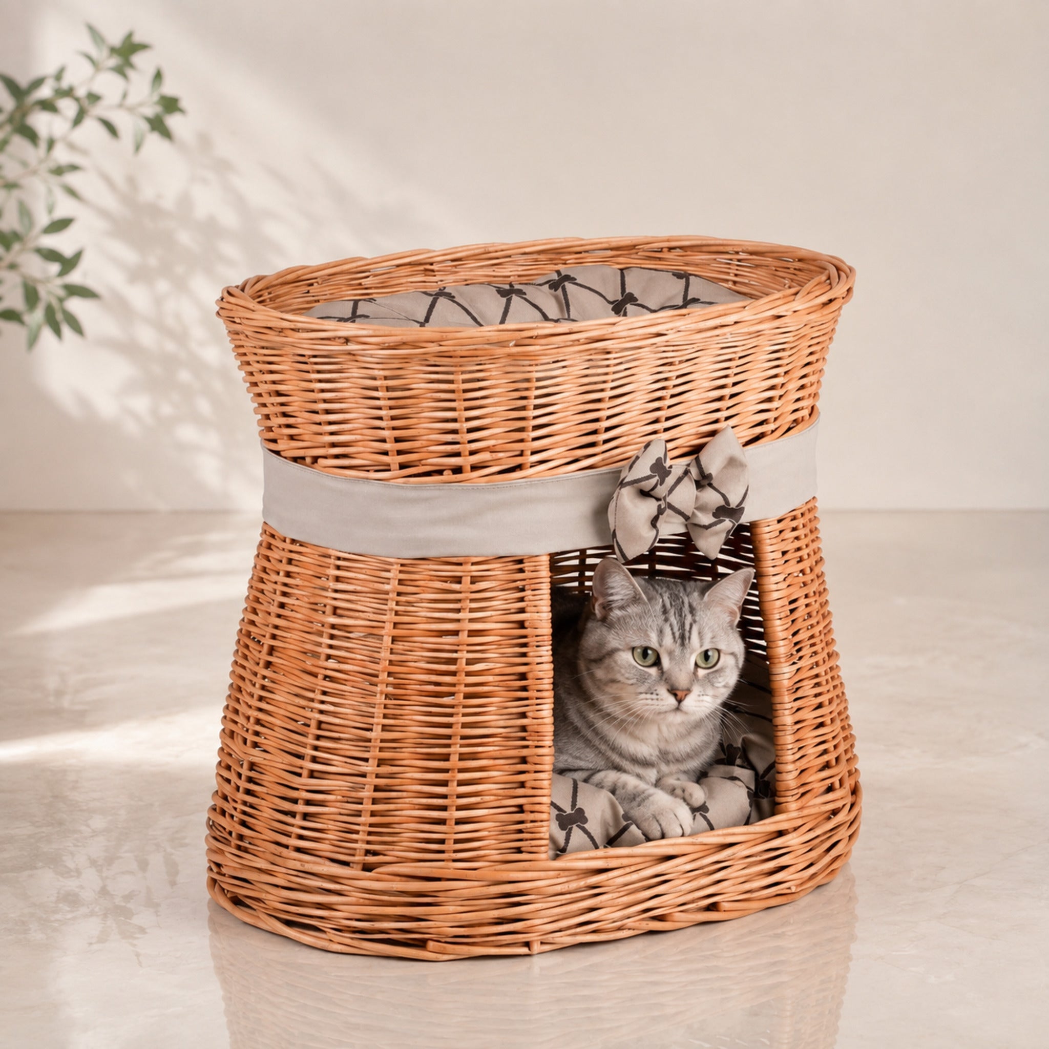 Erif Katzenhaus aus Weide mit beigen Kissen – Premium Studioaufnahme auf reflektierendem Boden