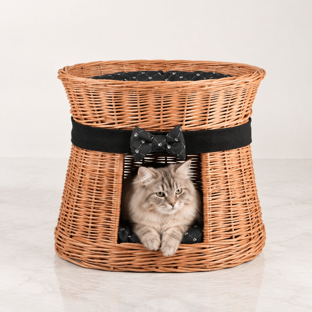 Erif Katzenhaus aus Weide mit schwarzen Kissen – Modell 2 – Premium Studioaufnahme auf reflektierendem Boden