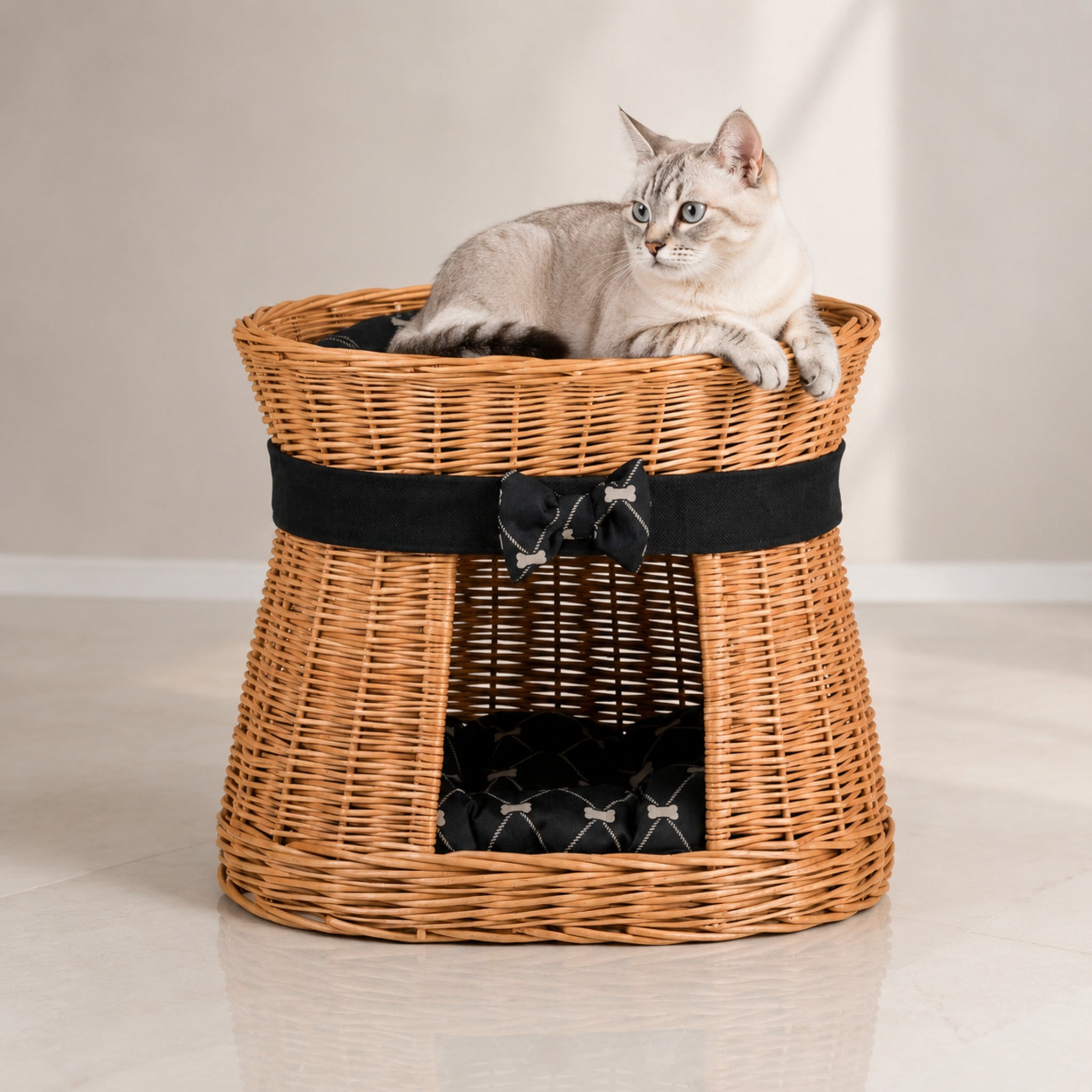Erif Katzenhaus aus Weide mit schwarzen Kissen – Modell 3 – Premium Studioaufnahme auf reflektierendem Boden