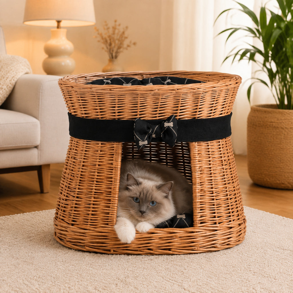 Erif Katzenhaus aus Weide mit schwarzen Kissen – Modell 3 – Elegante Wohnszene mit Haustier