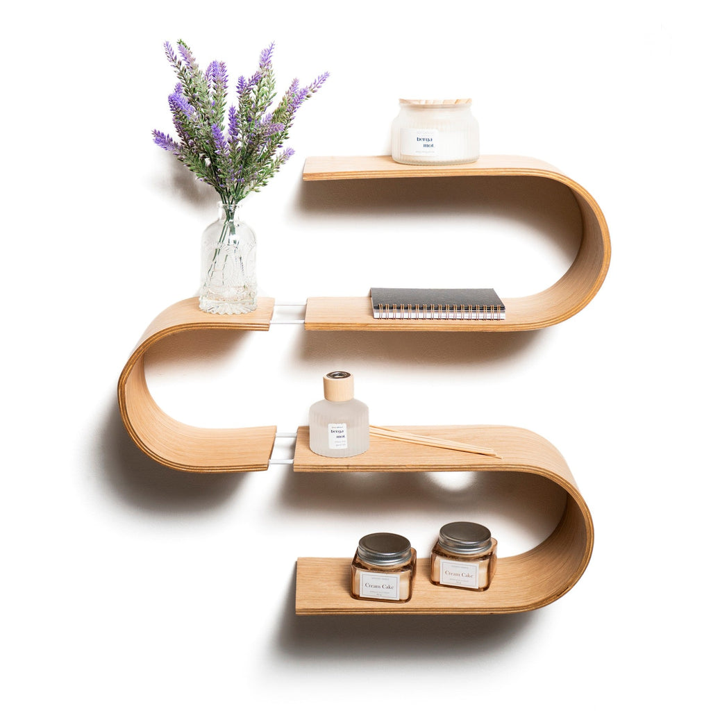 Schwebendes Holz-Wandregal Snake in moderner S-Form