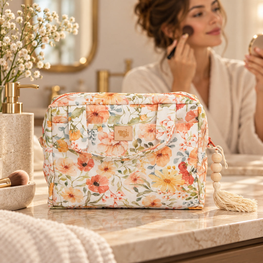 Kosmetiktasche Flower Power auf dem Schminktisch | Elena Home Living