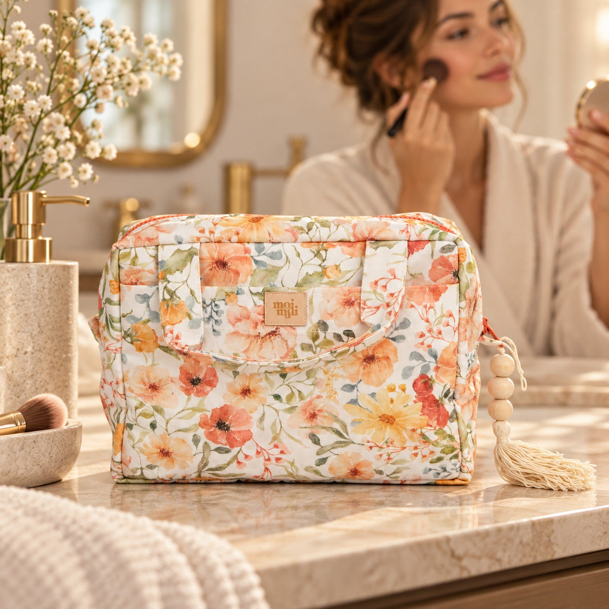 Kosmetiktasche Flower Power auf dem Schminktisch | Elena Home Living