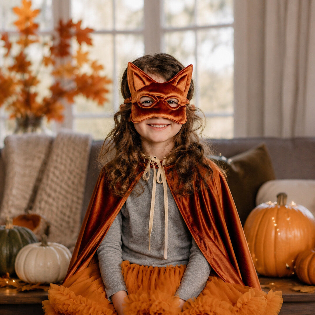 Kind mit ingwerfarbener Katzenmaske bei einem Kostümspiel