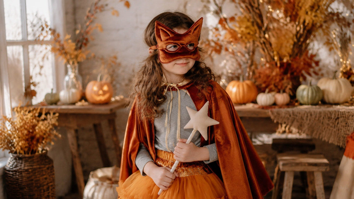 Ingwerfarbene Kinder-Katzenmaske in herbstlicher Halloween-Atmosphäre