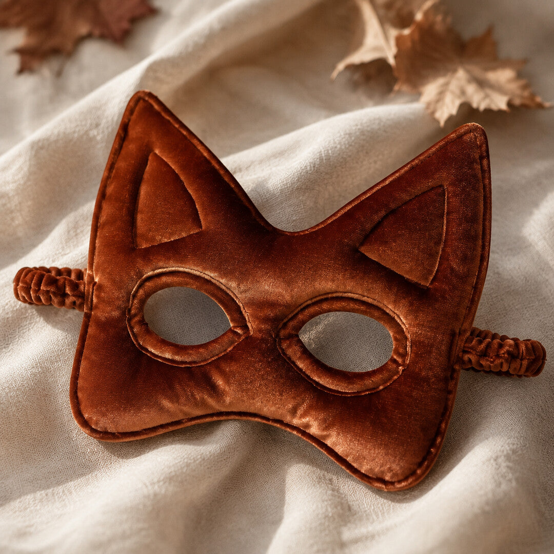Detail von Samt, Nähten und Ohren der ingwerfarbenen Katzenmaske