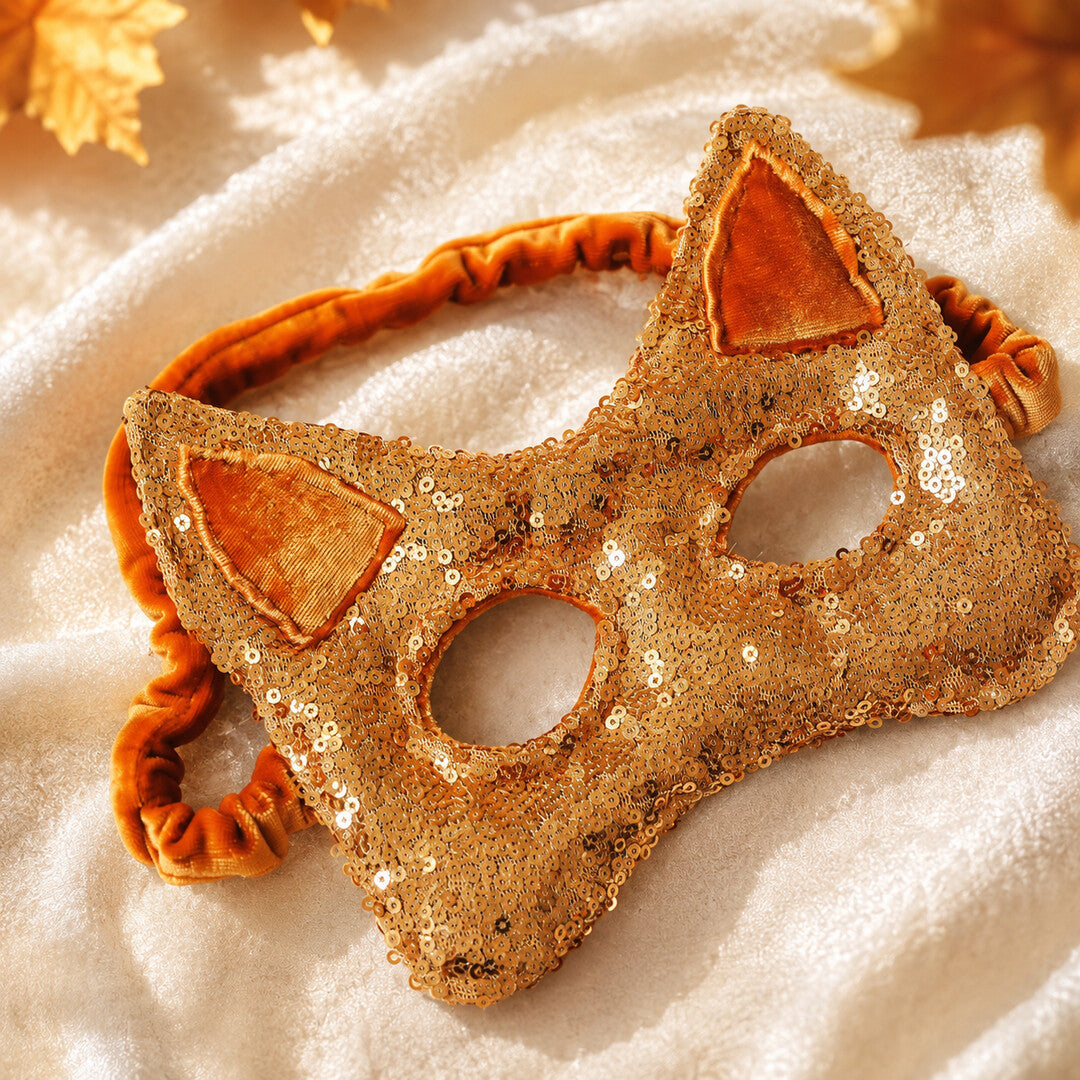 Detail der goldenen Pailletten, Samtohren und Nähte der Katzenmaske