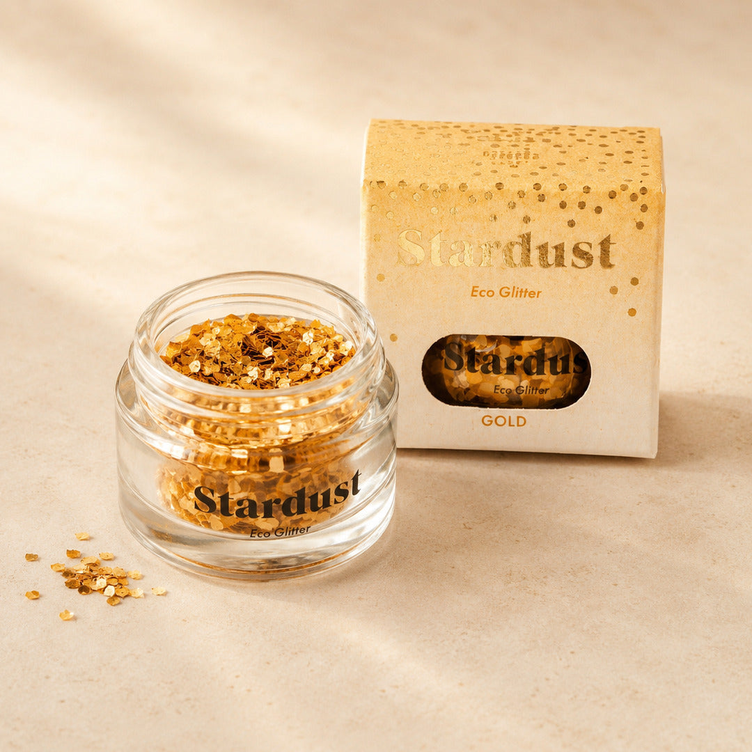 Detailaufnahme von goldenem biologisch abbaubarem Sternenstaub-Glitzer