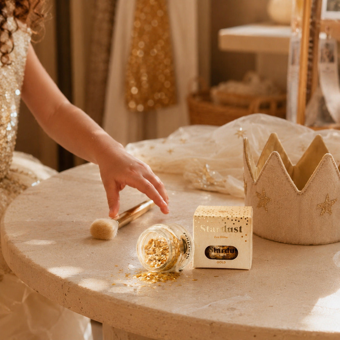 Goldener Öko-Glitzer für Kinderkostüme mit Krone und Schminkpinsel