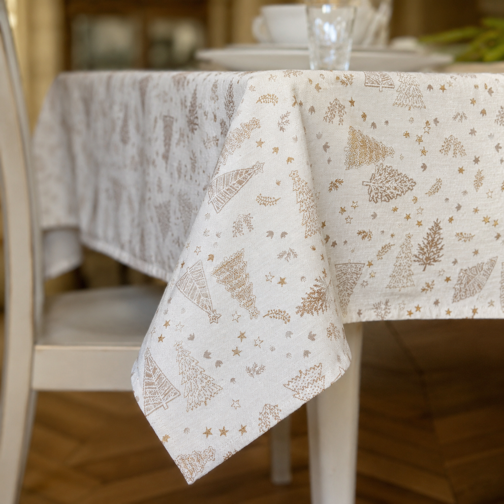 Rechteckige Tischdecke Golden Forest – Detail von Stoff, Saum und goldenem Waldmotiv