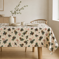 Tischdecke Golden Pine mit winterlichem Motiv – Premium Hauptbild im eleganten Esszimmer