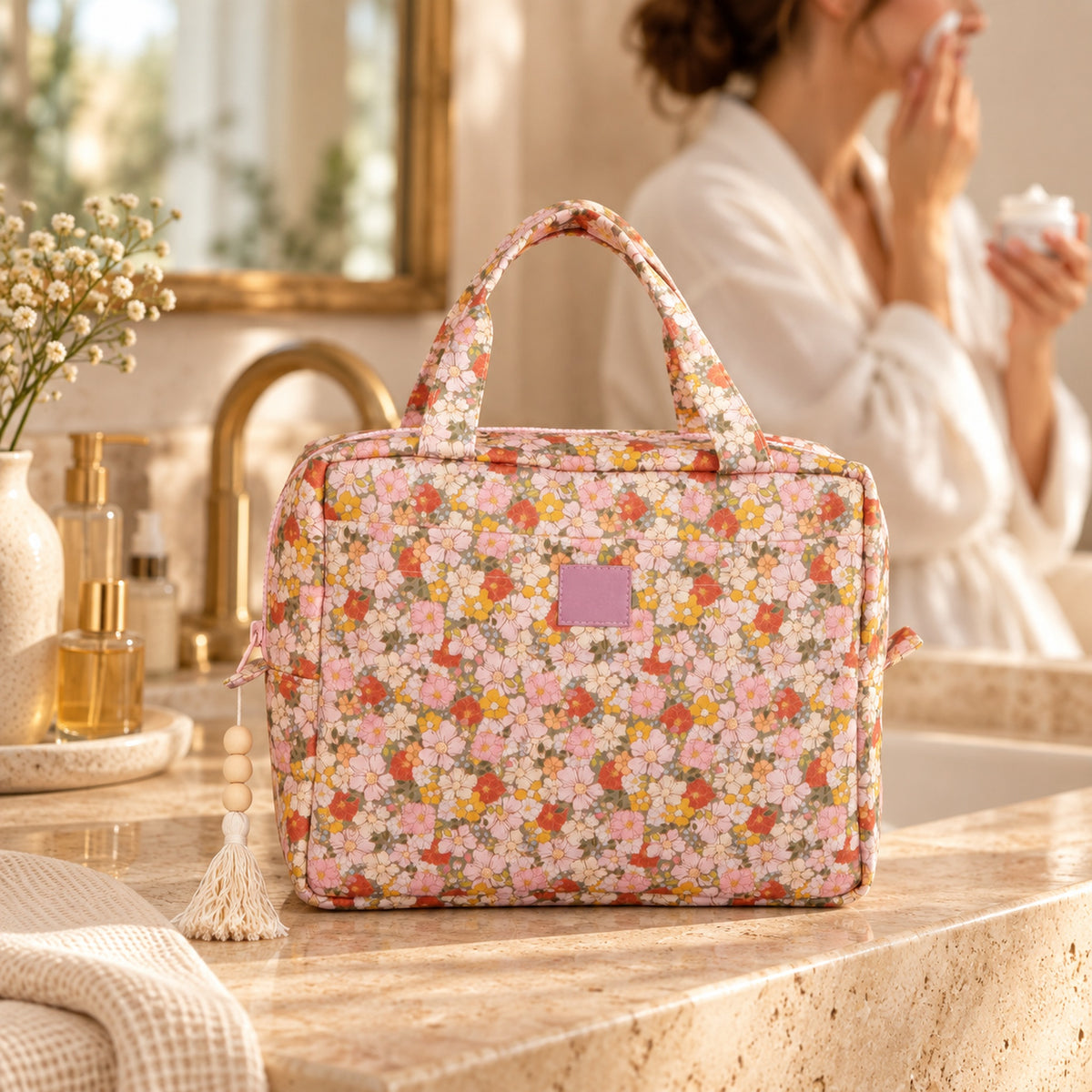 Große Kosmetiktasche Grüner Garten mit floralem Muster auf einem hellen Waschtisch, Frau im Hintergrund