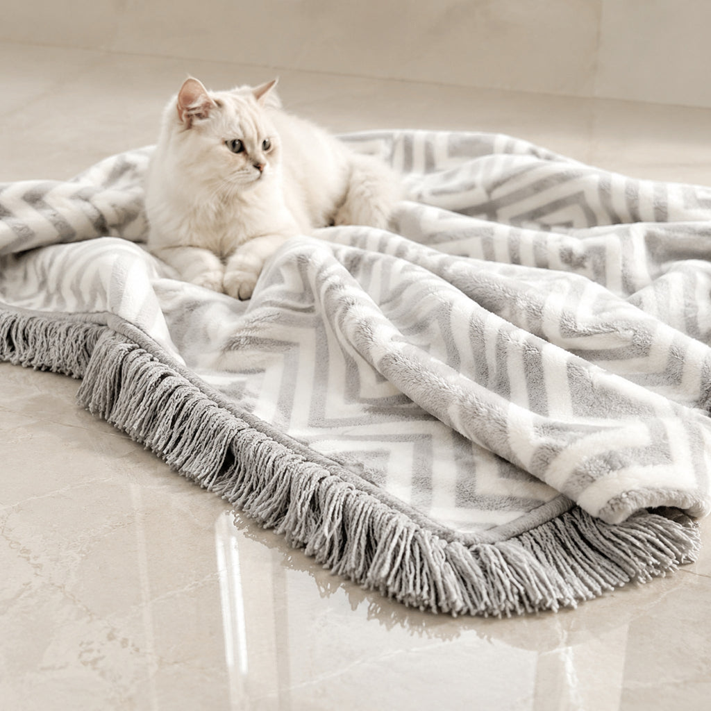Haakla Haustierdecke Grau Weiß mit Katze – Premium Produktfoto