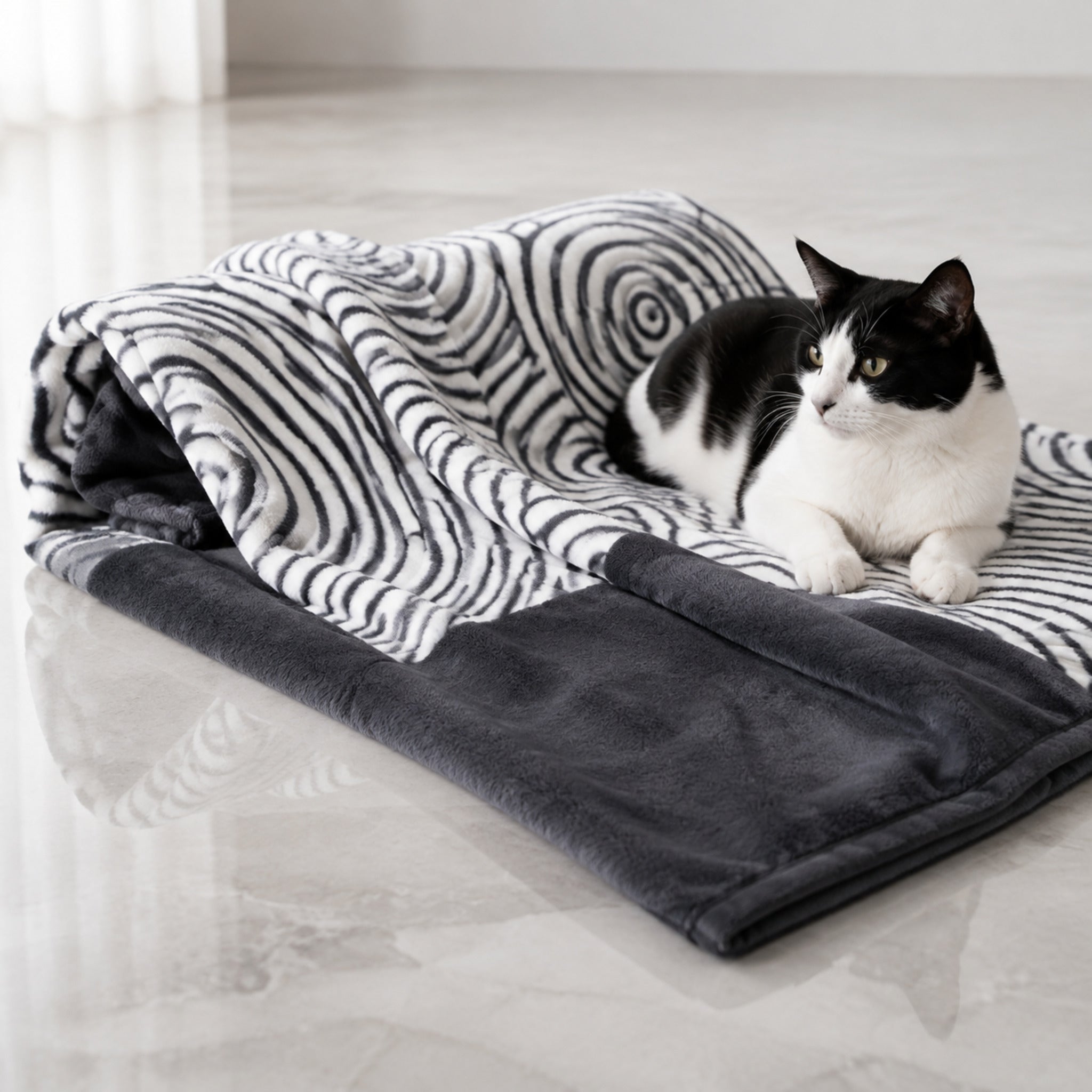Huma Haustierdecke Grau Weiß mit Katze – Premium Produktfoto 2048x2048
