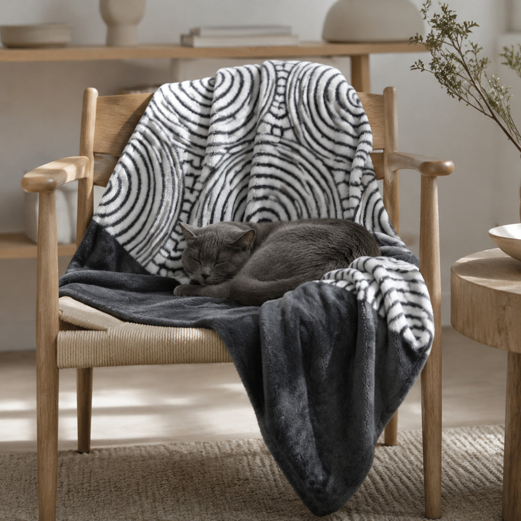 Huma Haustierdecke auf Holzsessel mit Katze – skandinavischer Stil