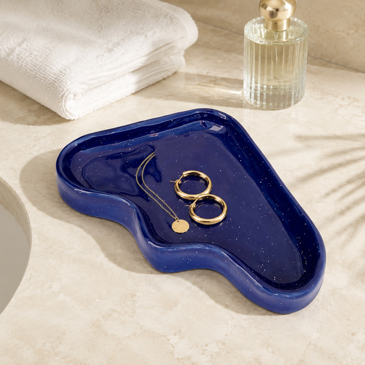 Blaue Keramik-Ablageschale Wave mit Schmuck im eleganten Badezimmer