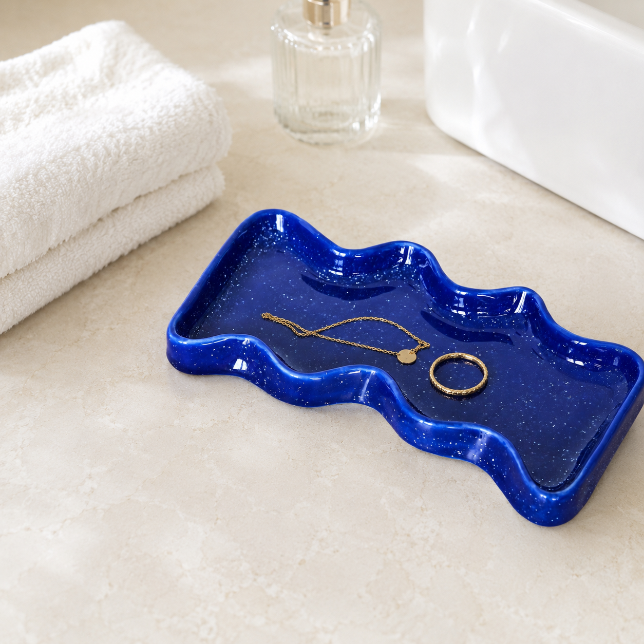 Keramik-Ablageschale Wave – Rechteckig Blau – mit Schmuck im eleganten Badezimmer