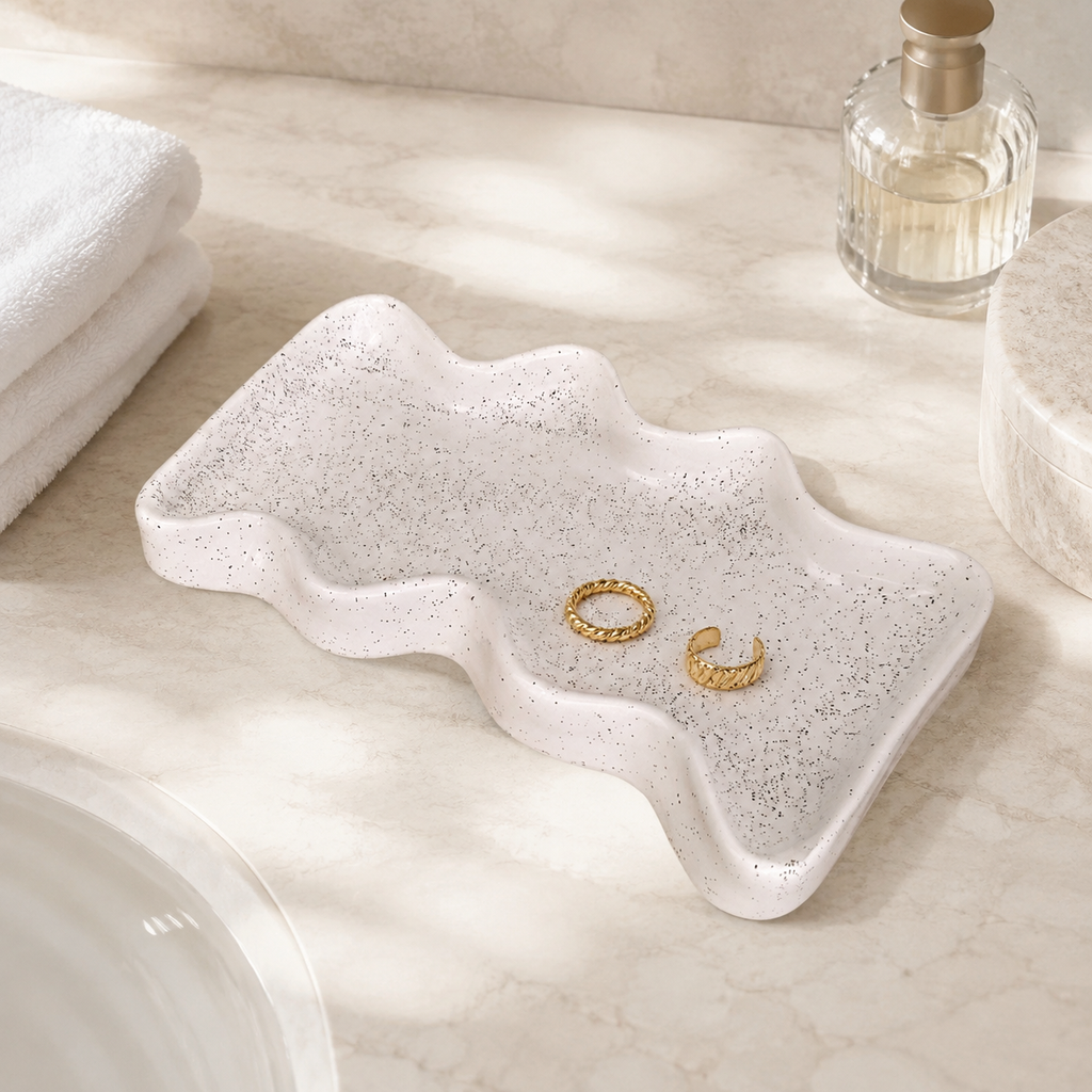 Keramik-Ablageschale Wave – Rechteckig Weiß – mit Schmuck im eleganten Badezimmer