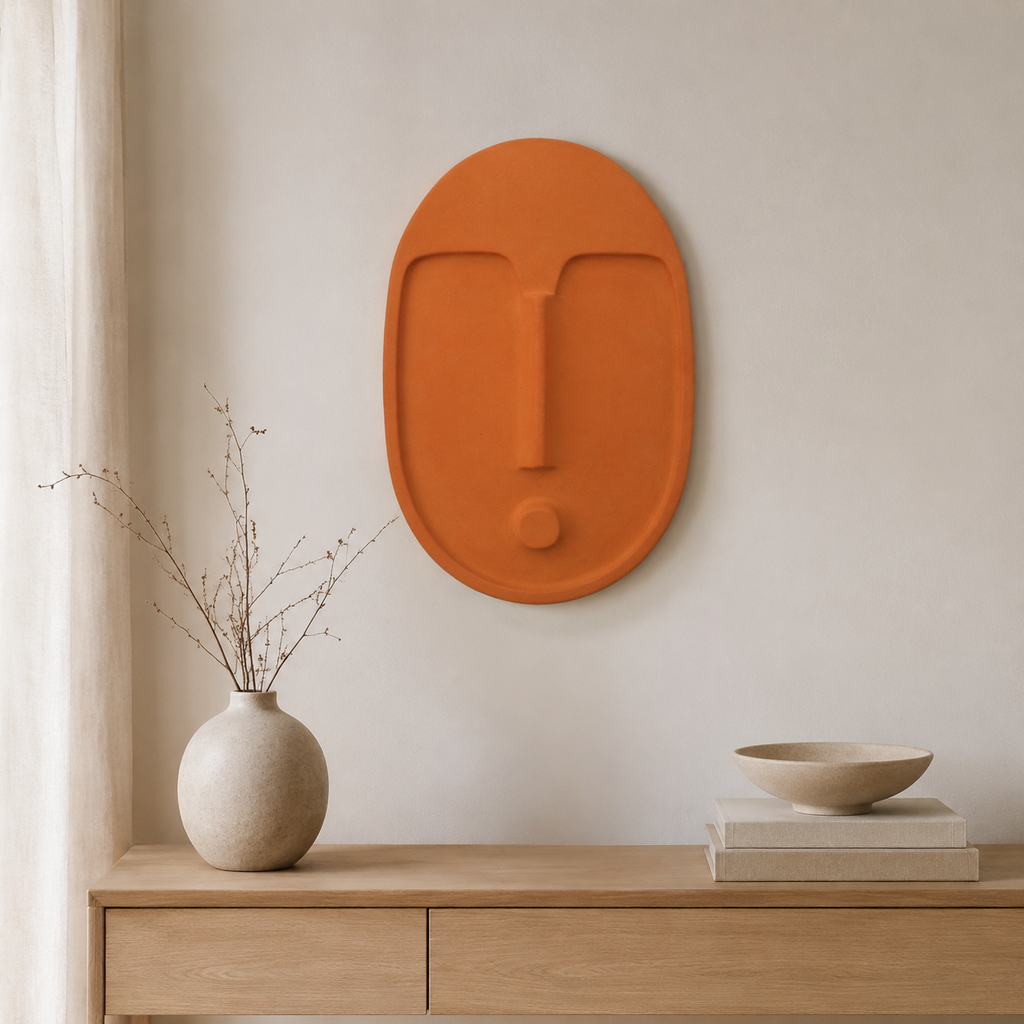 Keramik-Wandmaske – Strukturiert Terrakotta-Orange – in elegantem Wohnambiente