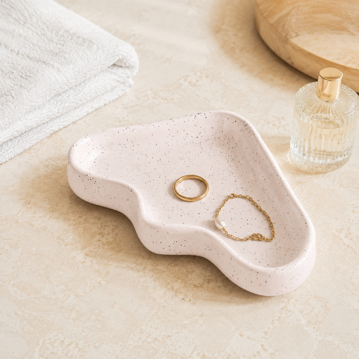 Weiße Keramik-Ablageschale Wave mit Schmuck im hellen Badezimmer