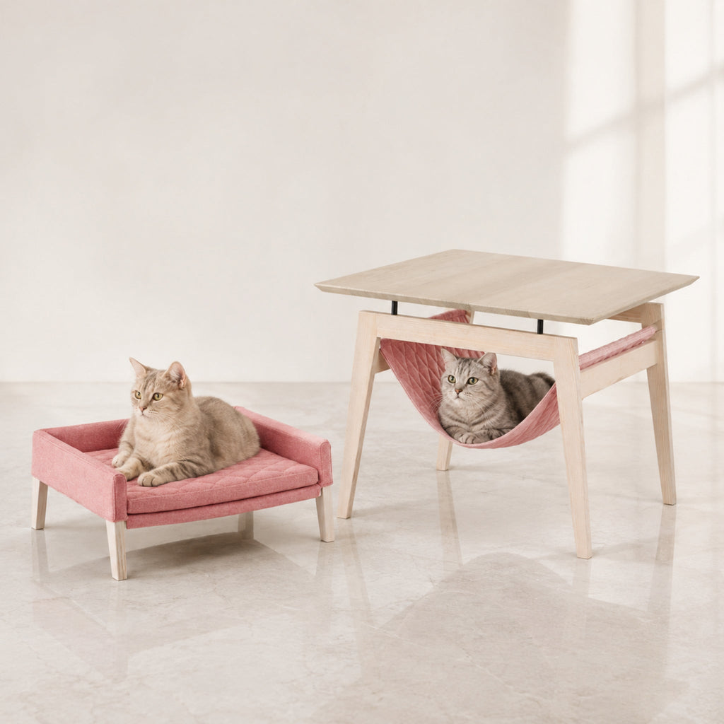 Kikko Tisch und Lulu Katzenbett Himbeere mit zwei Katzen – Premium Produktfoto