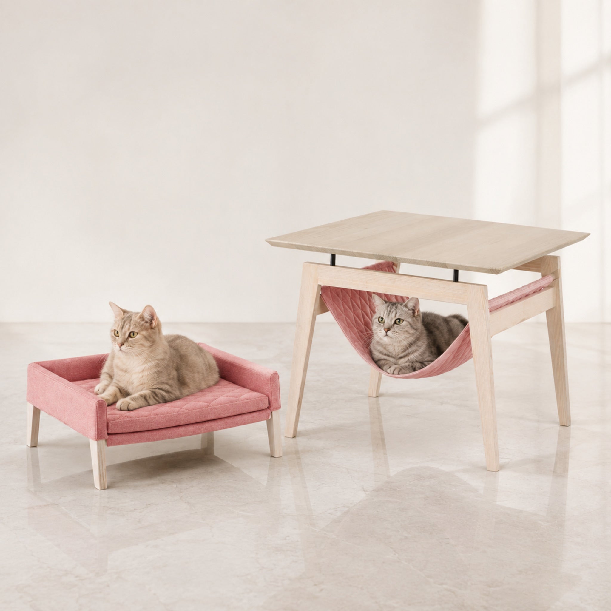 Kikko Tisch und Lulu Katzenbett Himbeere mit zwei Katzen – Premium Produktfoto