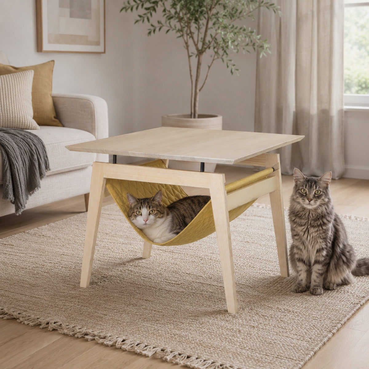 Kikko Katzenmöbel in Honig mit zwei Katzen im modernen Wohnzimmer