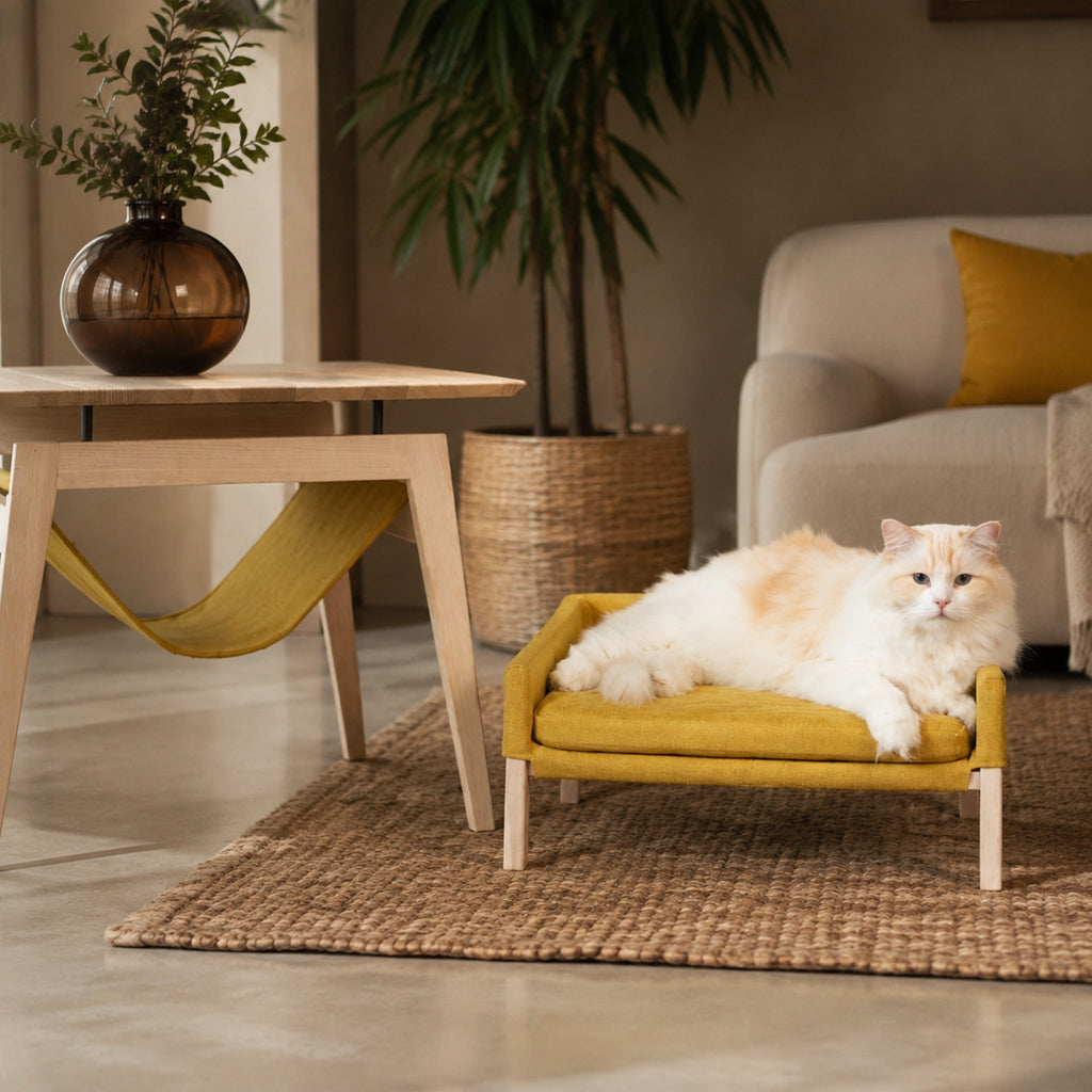 Kikko Tisch & Lulu Katzenbett – Honig – Elegante Wohnszene mit Haustier