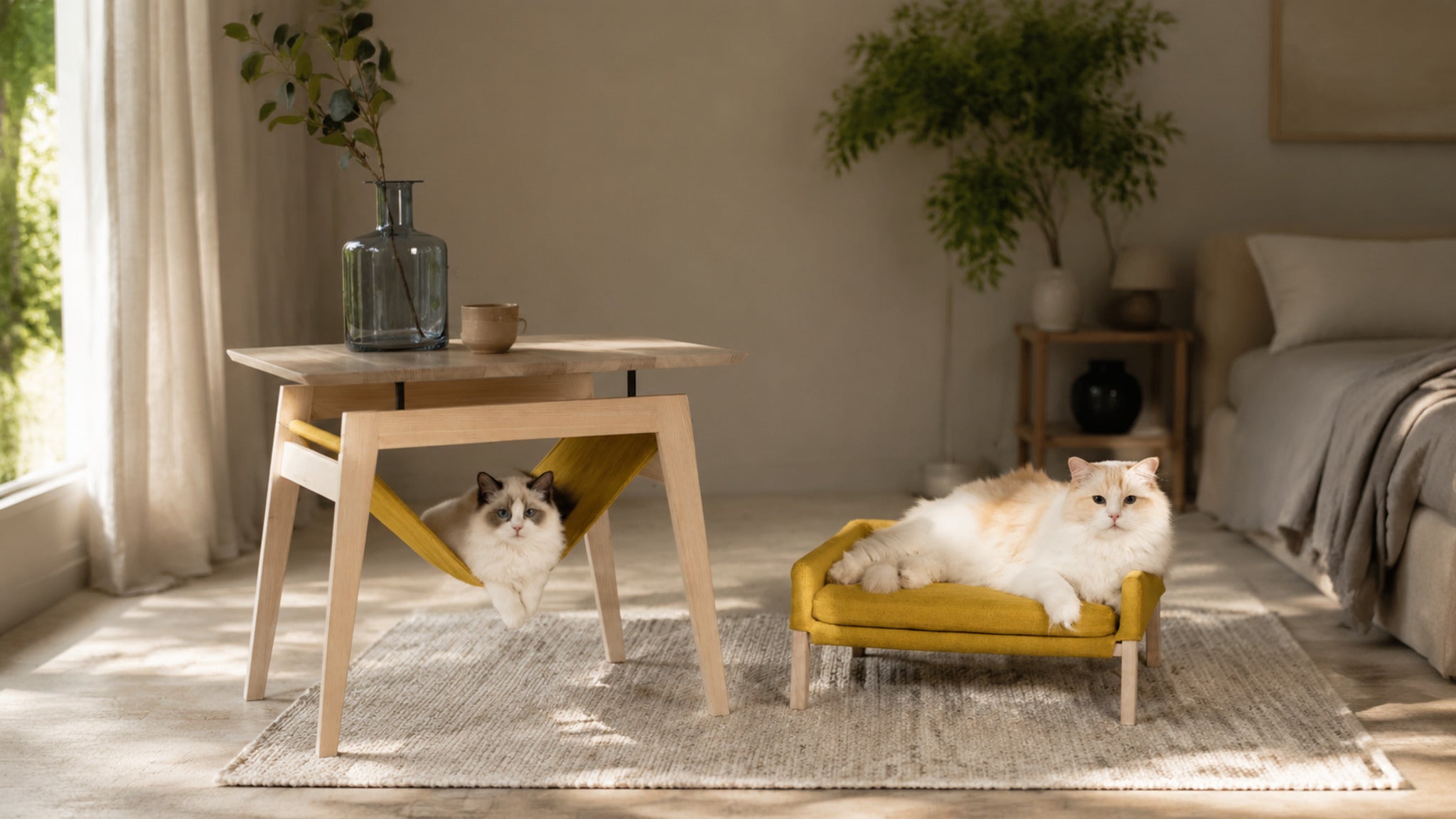 Kikko Tisch & Lulu Katzenbett – Honig – Breite Premium-Wohnszene im Format 16:9