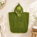 Kinder-Badeponcho aus Bio-Baumwolle – Mr. Dino – Premium-Hauptbild im hellen Familienbad