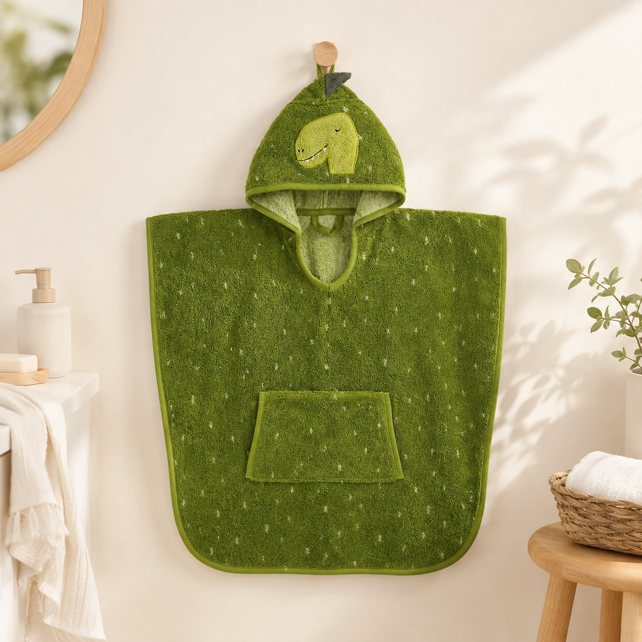 Kinder-Badeponcho aus Bio-Baumwolle – Mr. Dino – Premium-Hauptbild im hellen Familienbad