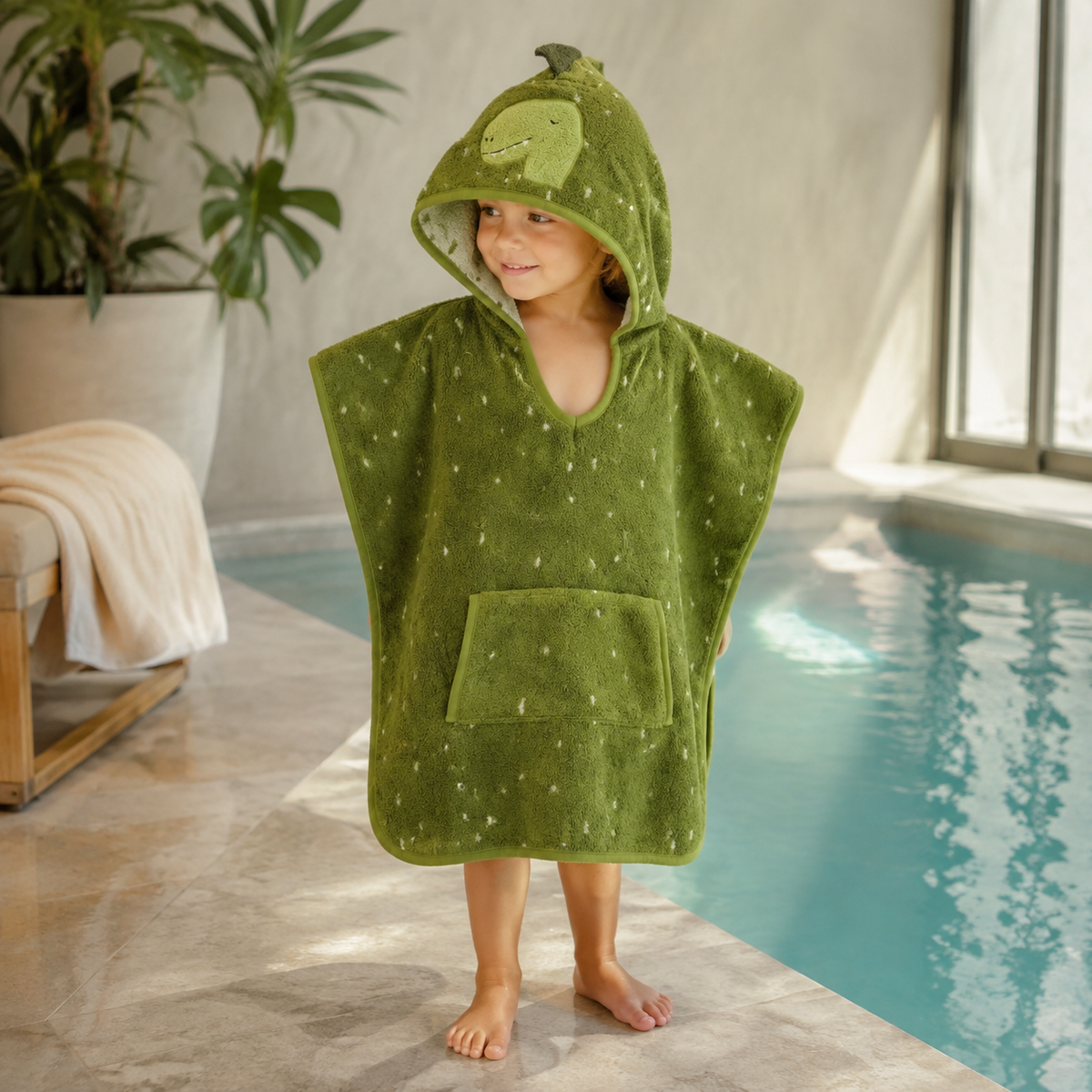 Kinder-Badeponcho aus Bio-Baumwolle – Mr. Dino – getragen am Schwimmbad