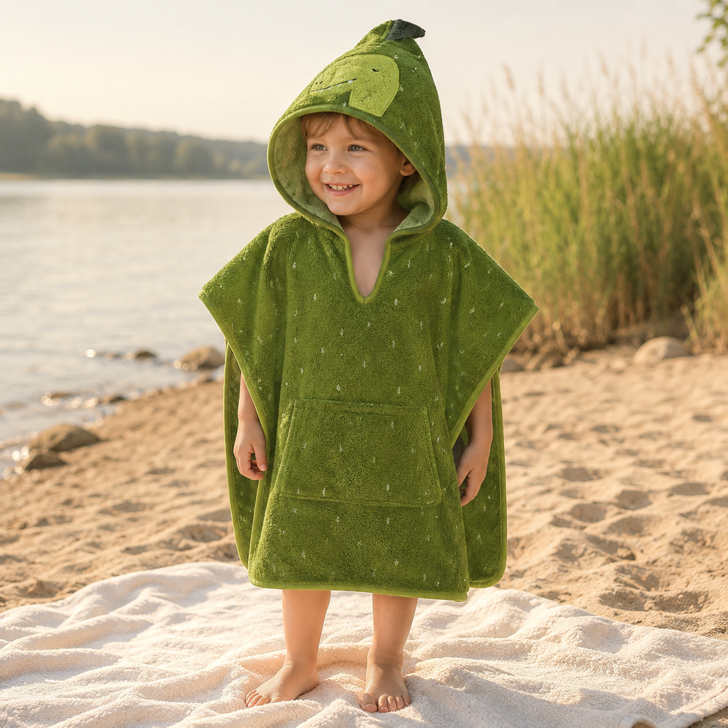 Kinder-Badeponcho aus Bio-Baumwolle – Mr. Dino – getragen im sommerlichen Outdoor-Ambiente