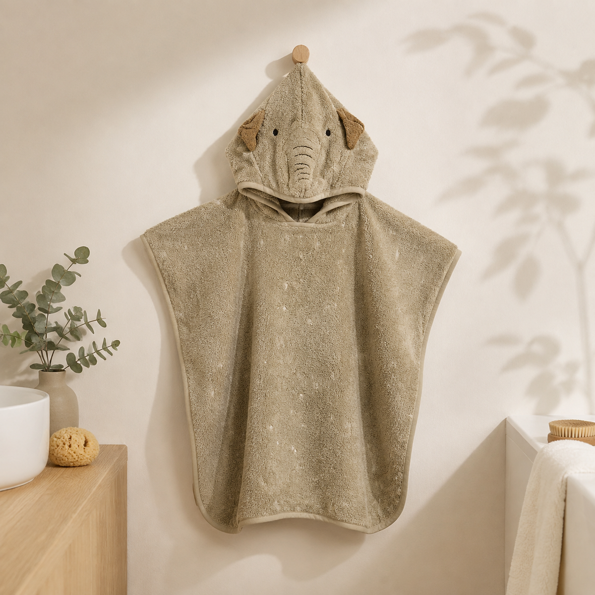 Kinder-Badeponcho aus Bio-Baumwolle – Mr. Dog – Premium-Hauptbild im hellen Familienbad
