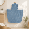 Kinder-Badeponcho aus Bio-Baumwolle – Mrs. Elephant – Premium-Hauptbild im hellen Familienbad
