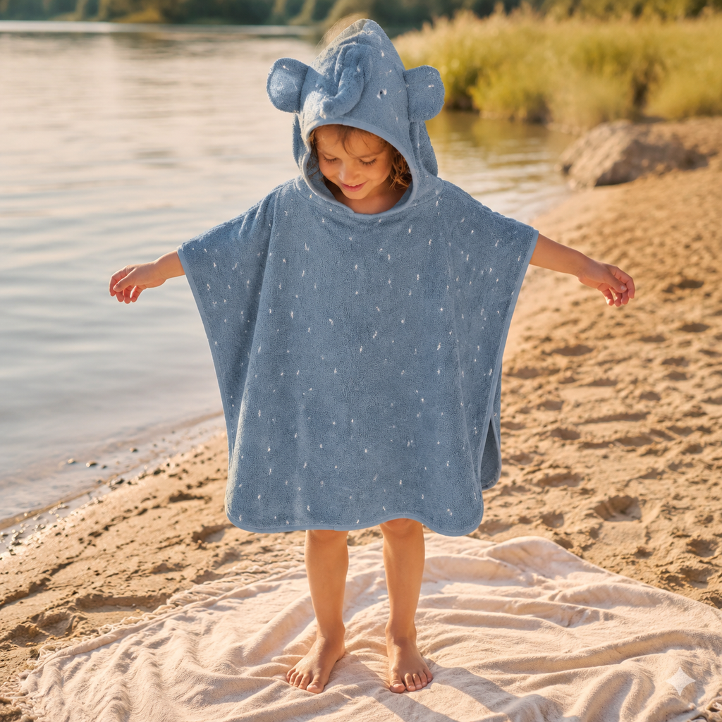 Kinder-Badeponcho aus Bio-Baumwolle – Mrs. Elephant – getragen im sommerlichen Outdoor-Ambiente