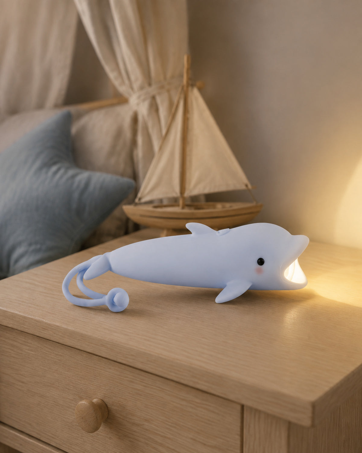 Kinder-Taschenlampe Delfin Bubbly am Kinderbett – Hochformat