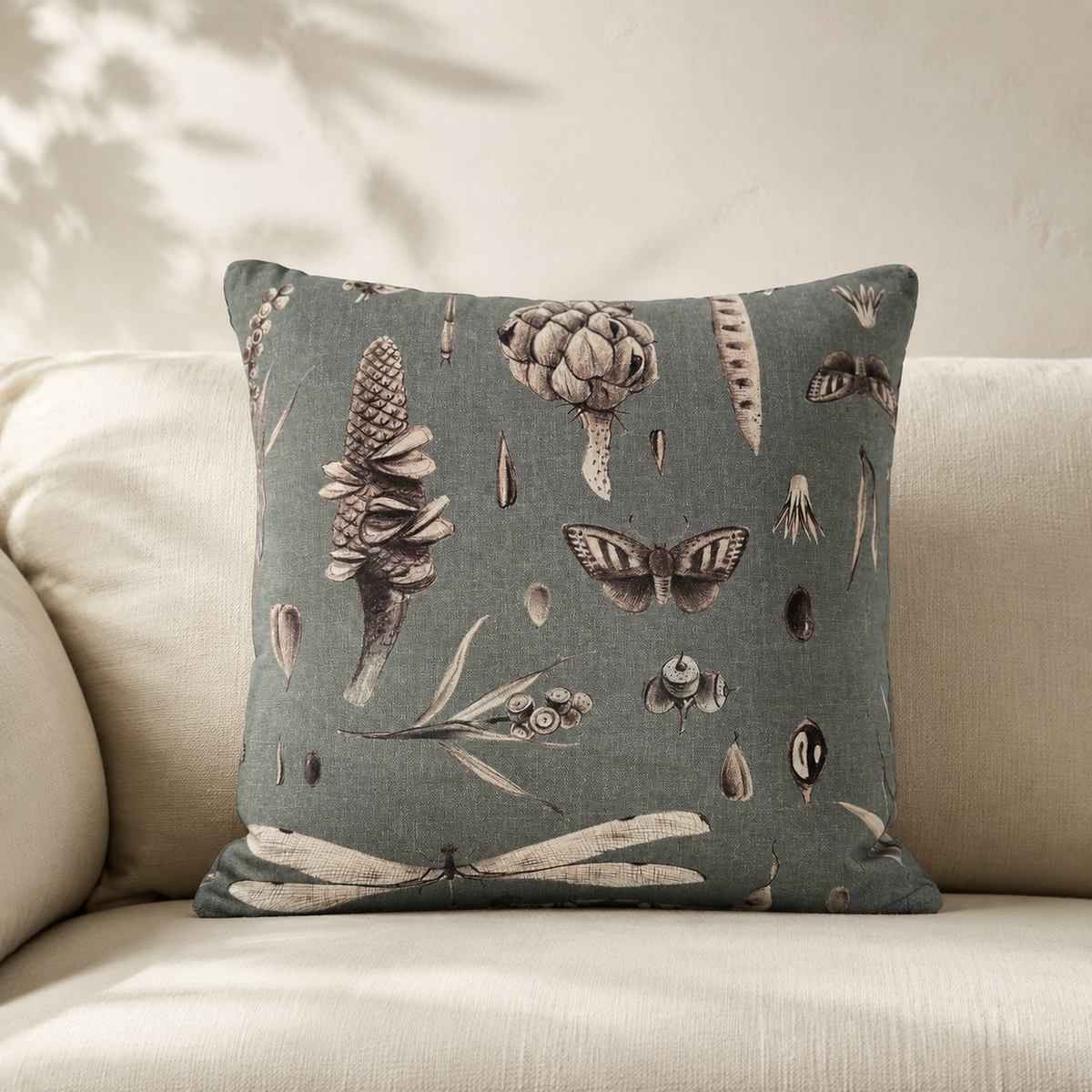 Kissenbezug Seeds Aqua aus 100 % Baumwolle – Premium-Hauptbild auf einem hellen Leinensofa