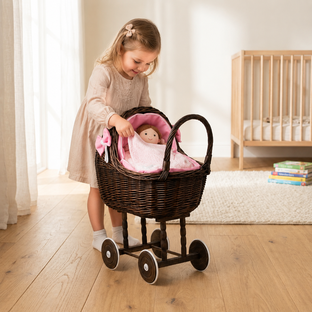 Kind bettet eine Stoffpuppe im Lena Puppenwagen