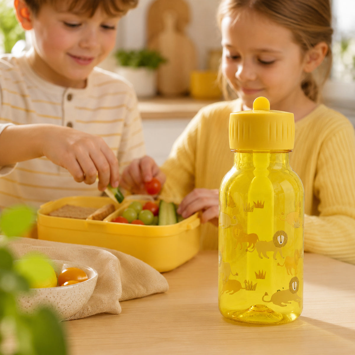 Kinder packen Lunchbox mit Trixie Lively Lion Trinkflasche